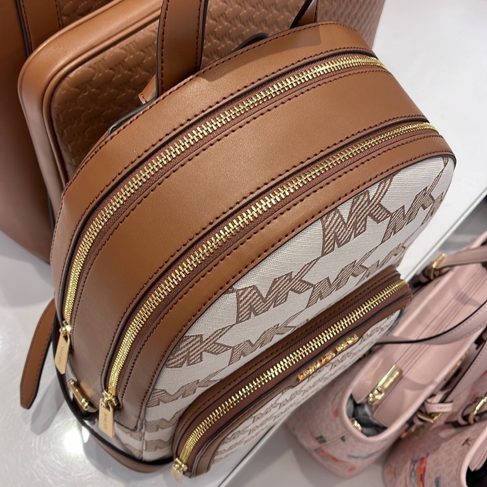 Michael Kors Jaycee Medium Logo Zip Pocket Backpack 

35S3G8TB2J
LUGGAGE - Picture 10 of 16